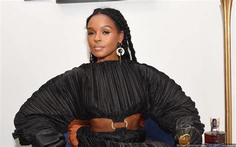 Janelle Monae flashes bare breasts at fans during。